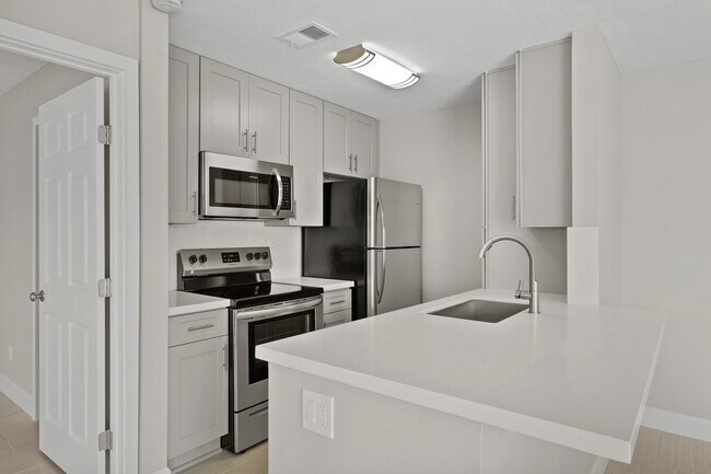 Building Photo - 2201 Fountain View Dr