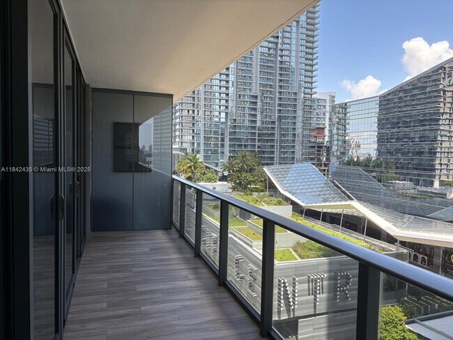 Building Photo - 801 S Miami Ave