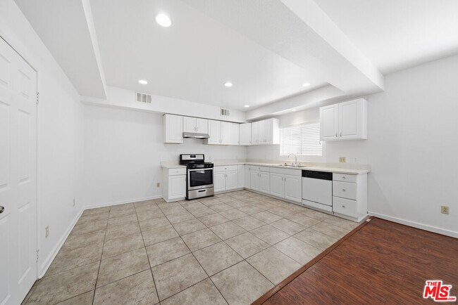 Building Photo - 1224 S Crenshaw Blvd