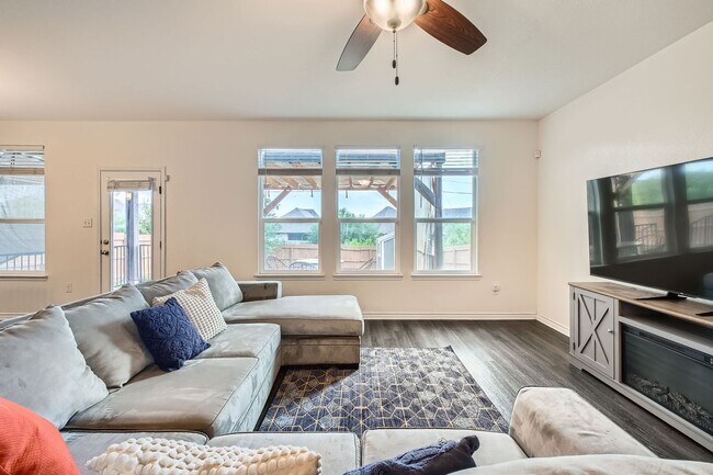 Building Photo - Convenient to Lackland!