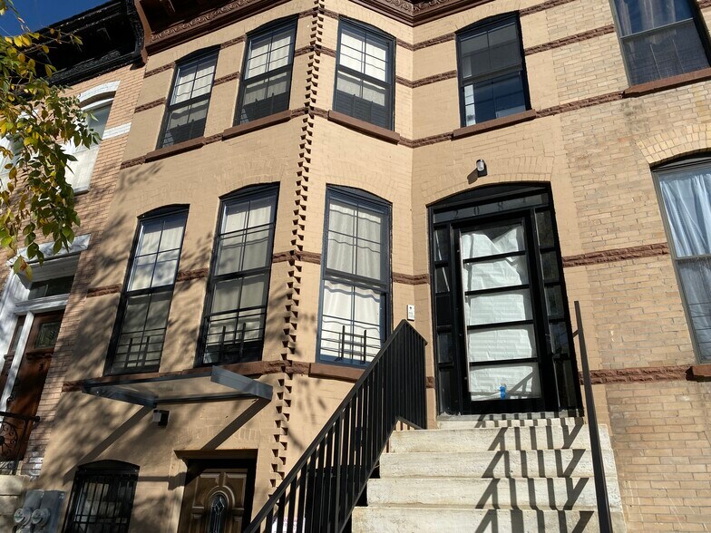 HOUSE FRONT - 2083 Pacific St