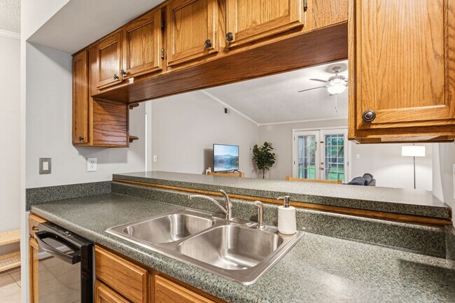 Building Photo - 501 Ashwood Dr