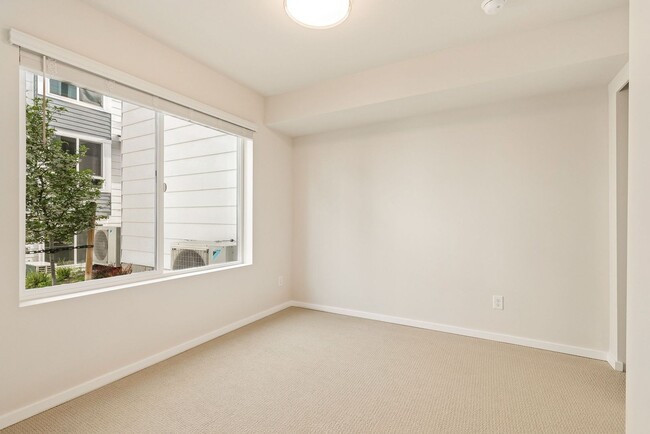 Building Photo - 4 Bedroom 3 Bath Stunning Brand New Town H...