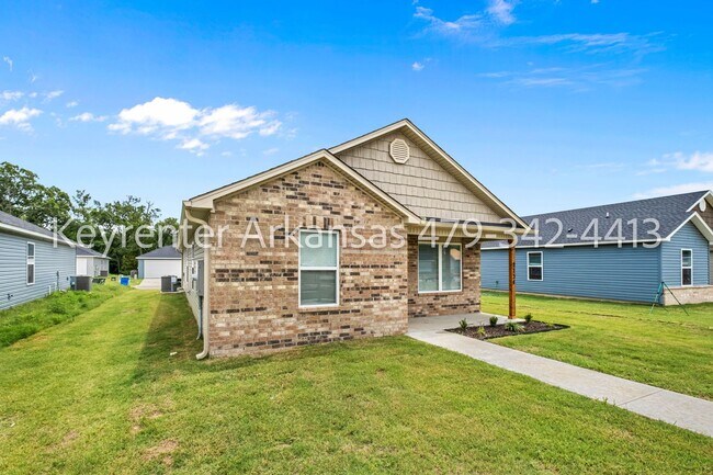 Building Photo - Stunning Newer Construction in Fayetteville!