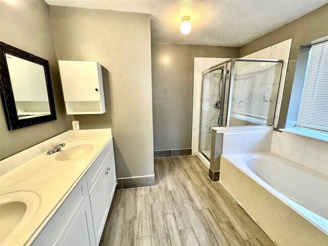 Building Photo - 16214 Mission Glen Dr