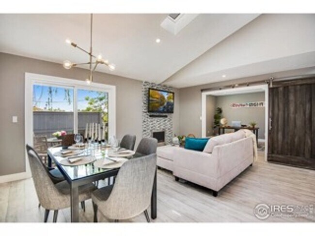Building Photo - Recently Renovated and Updated 5 BR Townho...