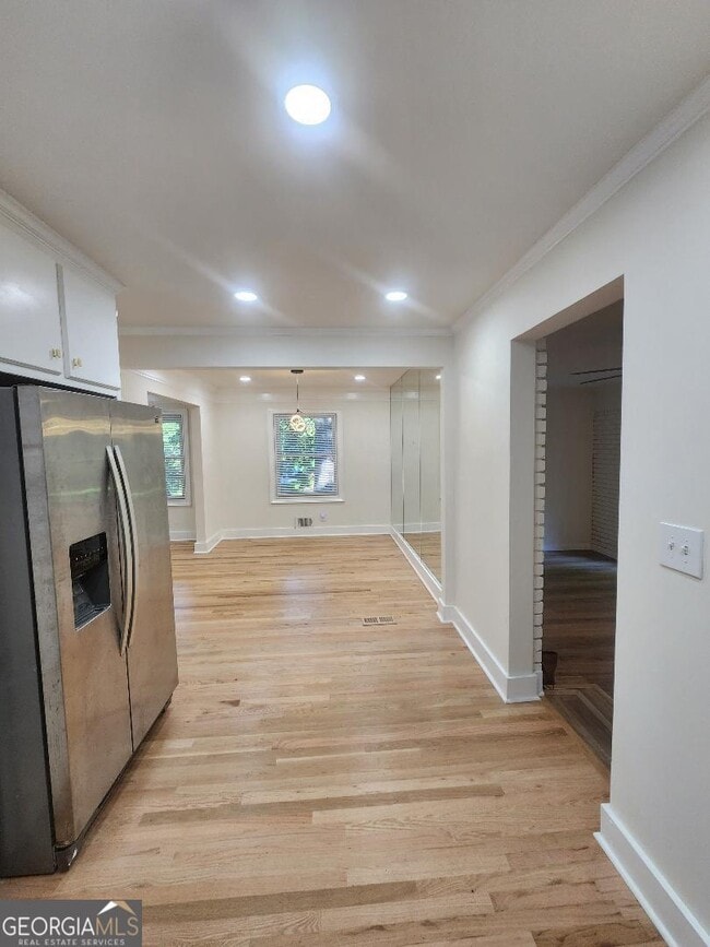 Building Photo - 302 Kelso Dr SW