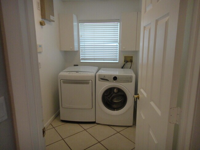 Building Photo - 15060 Corby Ct