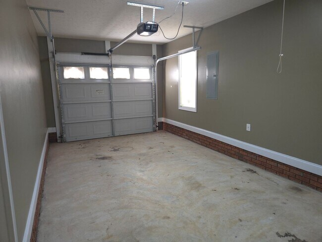 Building Photo - FOR RENT in NORTH COLUMBUS! Available NOW!