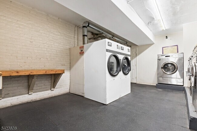 Building Photo - 16 Irving Ave