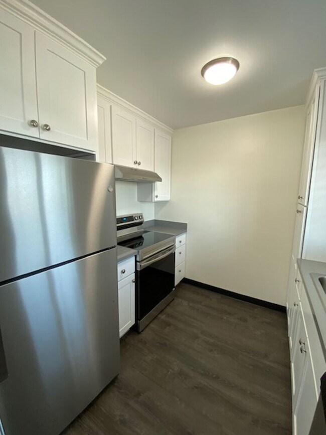 Building Photo - Upstairs beautifully renovated 1 bedroom 1...