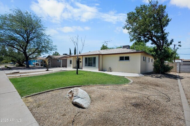 Building Photo - 5742 N 12th Pl