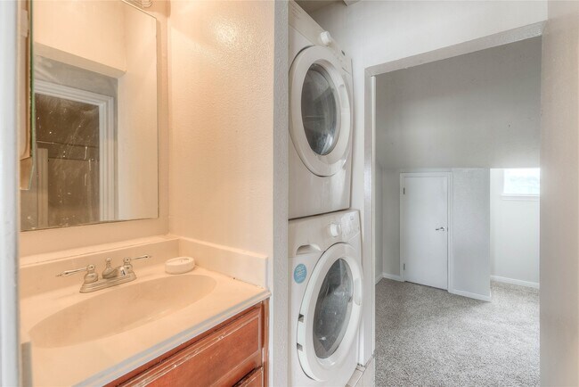 Building Photo - 445 Carolcrest Ln