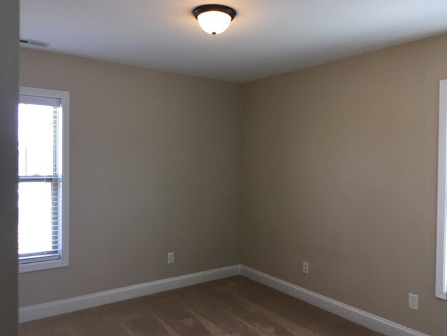 Building Photo - Fenced Back Yard, Screened Back Patio, Lexington Plantation!