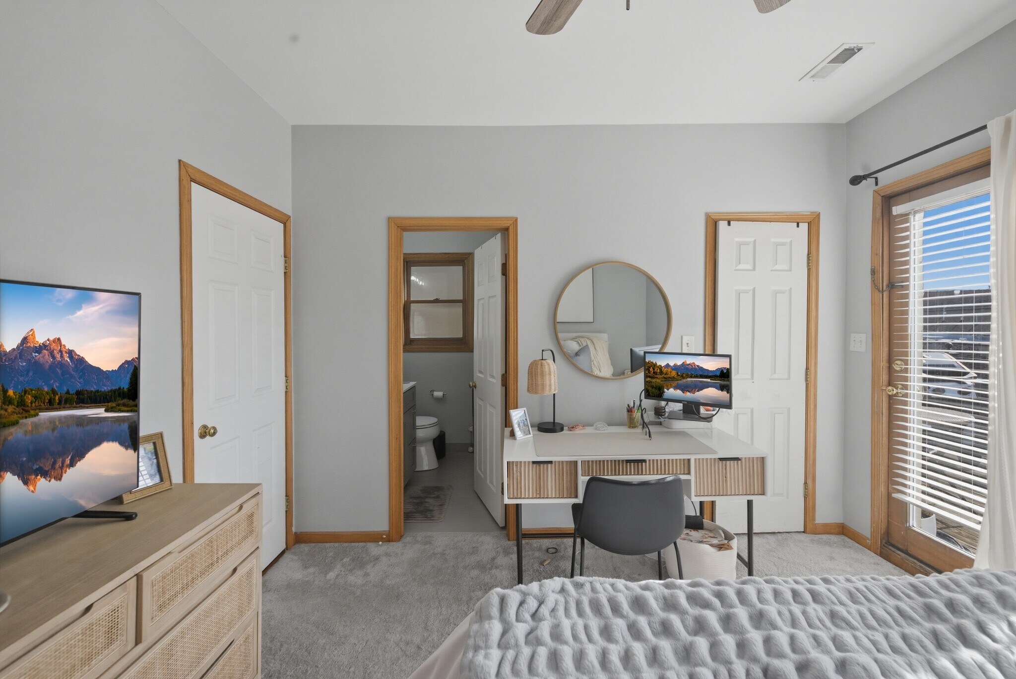 Building Photo - 844 N Wood St