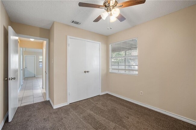 Building Photo - 906 Country Aire Dr