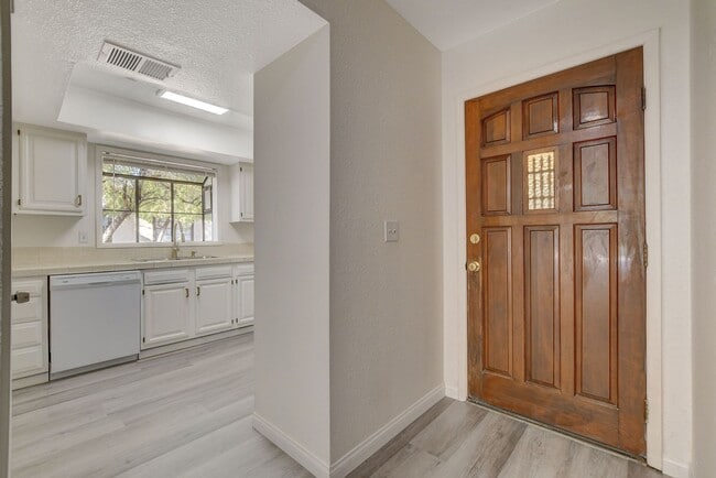 Building Photo - Single Story in the Heart of Las Vegas