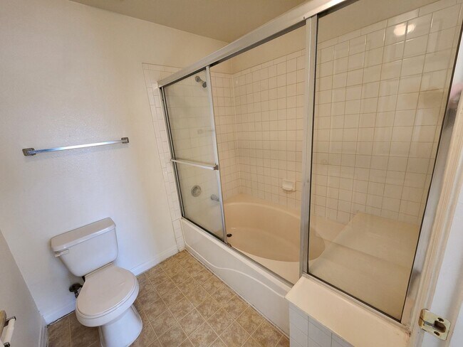 Building Photo - Fantastic, well maintained 2 bedroom condo.