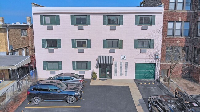 Building Photo - 7609 N Eastlake Terrace