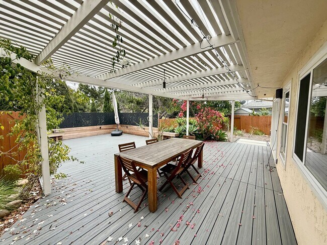 Building Photo - Stunning 4 Bed / 3 Bath Pacific Beach Home...