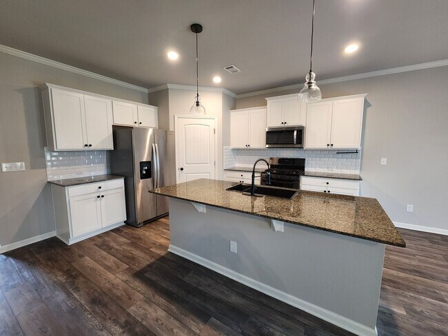 Building Photo - 5 Bedroom 3 Bath 2 Car Garage in Forsyth C...