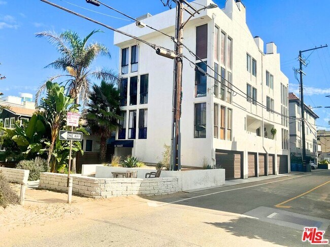 Building Photo - 14 Mast St