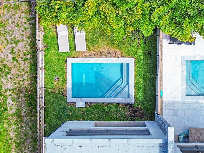 Building Photo - 325 SW 16th St