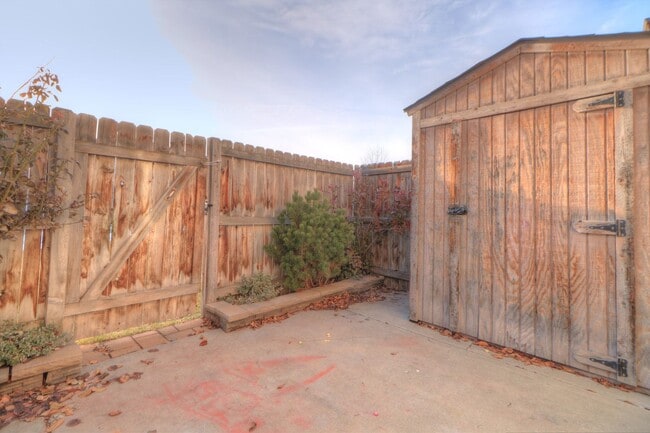 Building Photo - Pet Friendly! Cute 2 Bedroom 1.5 Bath in Midway!!