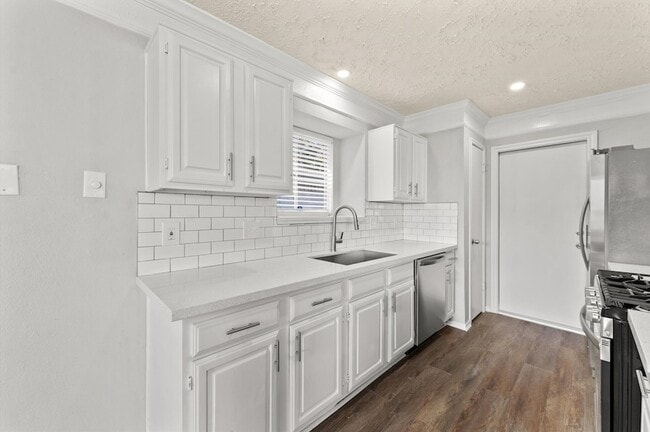 Building Photo - 14003 Vinehill Dr