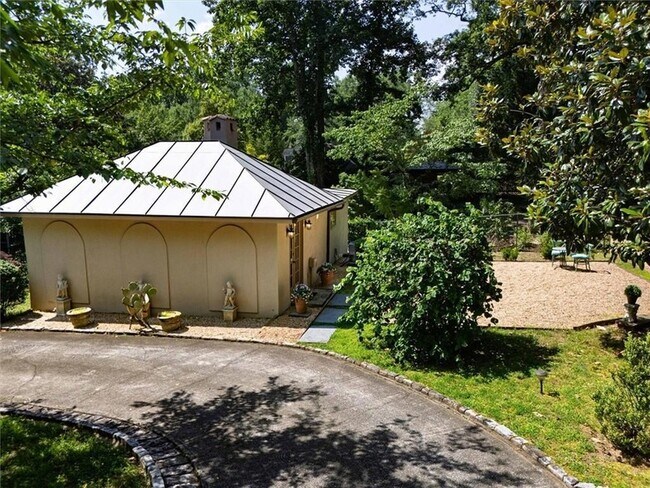 Building Photo - 2538 Parkside Dr NE