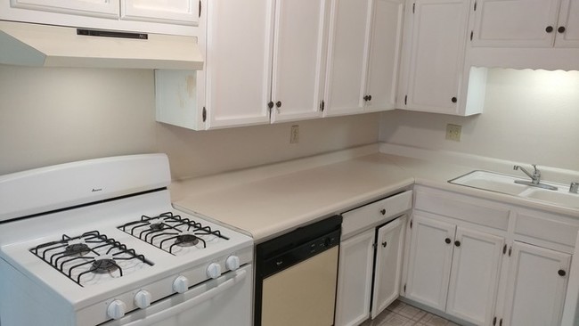 Building Photo - Great Size 1 Bedroom 1 Bath Available Now !!!