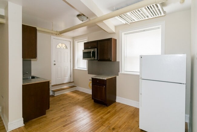 Building Photo - 4830 W Addison St