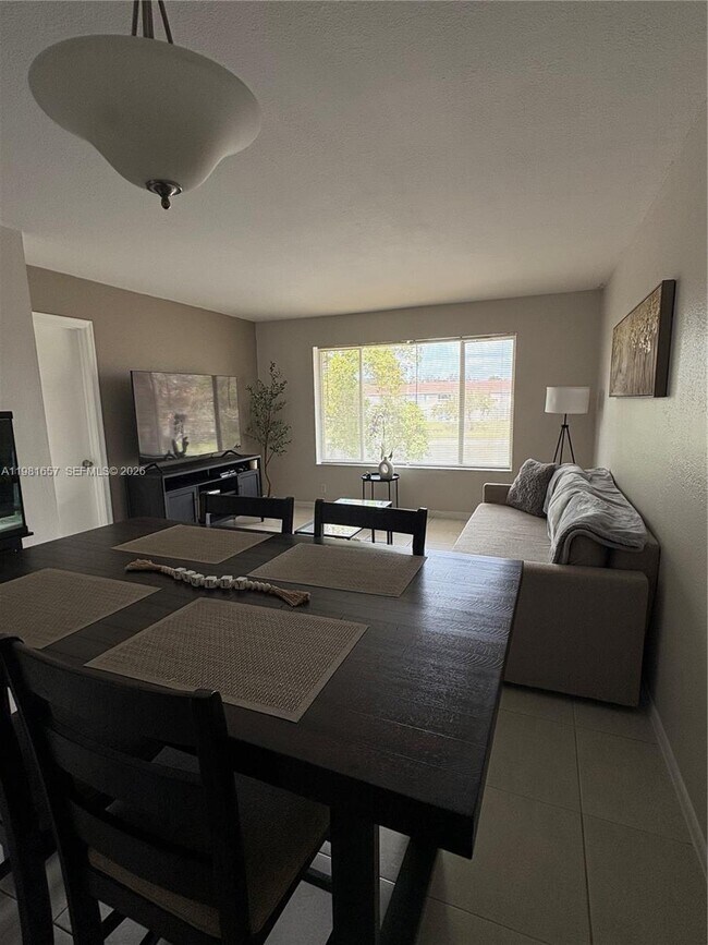 Building Photo - 9955 Twin Lakes Dr