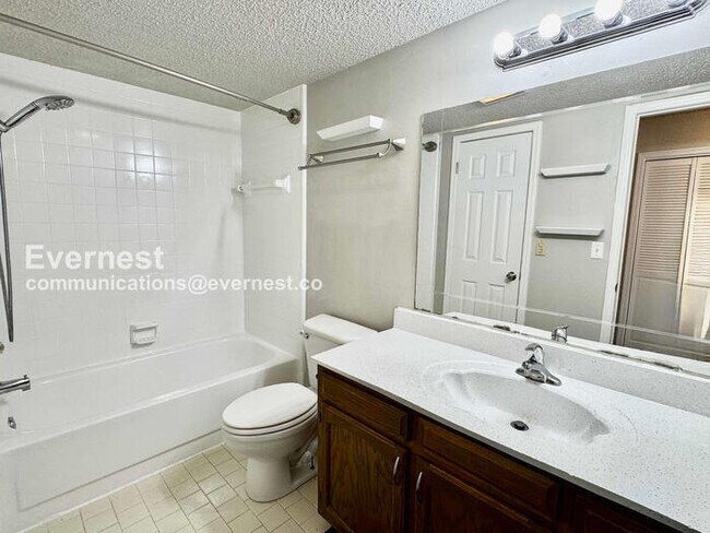 Building Photo - 3 Bed, 2 Bath Home with Garage / Pet-Friendly / Available Now!