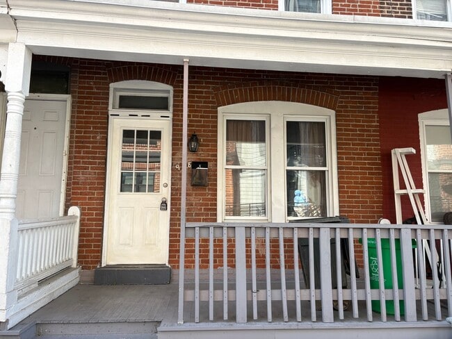 Building Photo - 948 W Maple St