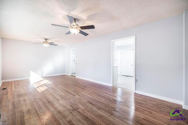 Building Photo - 718 Oakview Square