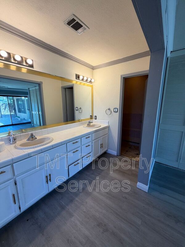 Building Photo - 930 Graywood Cir