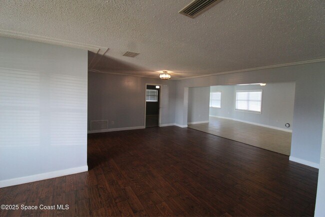 Building Photo - 290 Eyre Ave