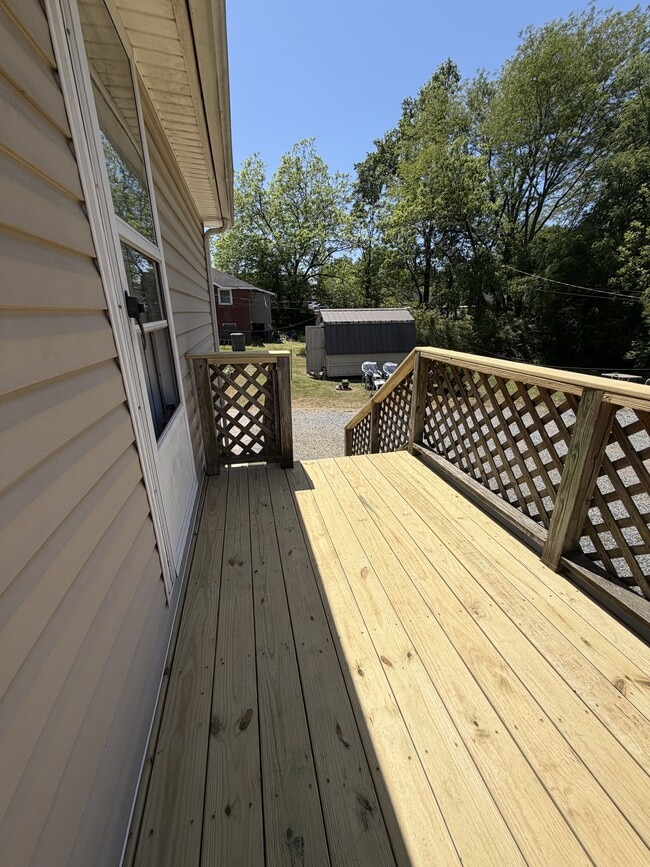 Building Photo - 919 N Walnut St