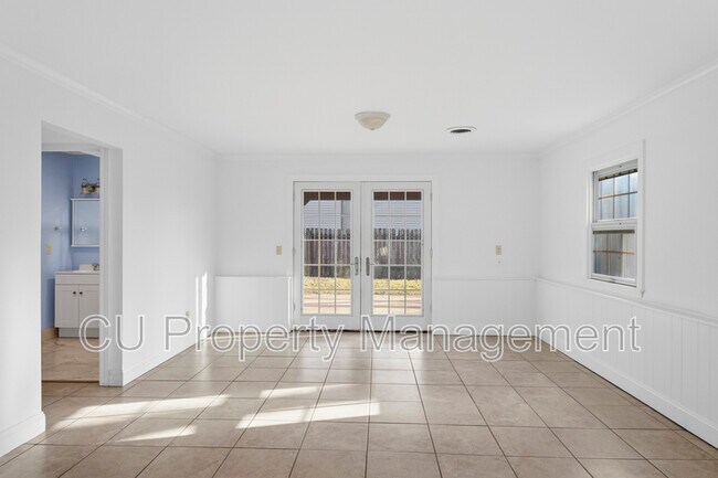 Building Photo - 1903 Sumac Dr