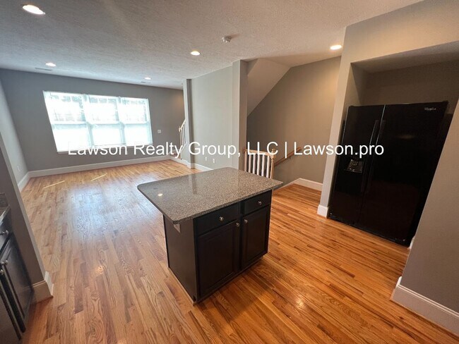 Building Photo - Luxurious Colonial Green Townhome with Garage