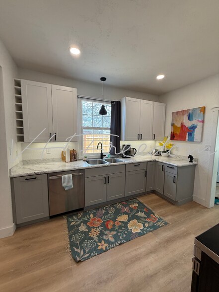 Building Photo - 826 7th Ave N