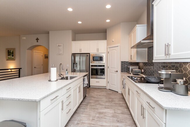 Building Photo - Experience the Perfect Blend of Nature and Luxury!!!