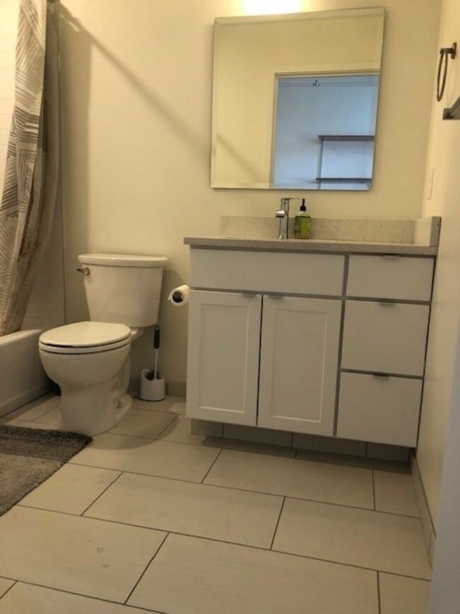 Building Photo - 1BR/1BA Available Now!! Partially Furnished - Great Portland Location!!
