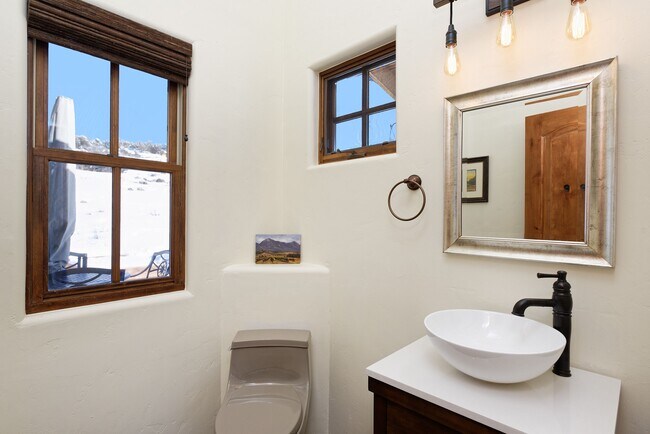 Building Photo - 661 Green Meadow Dr