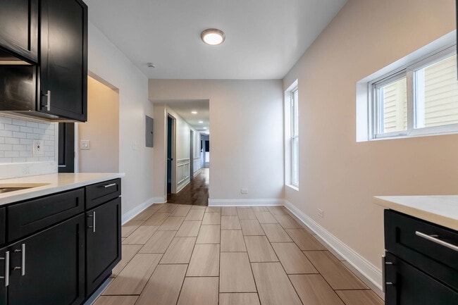 Building Photo - 6833 S Champlain Ave