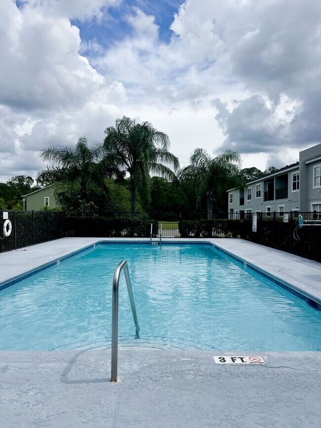 Building Photo - Beautifully Updated 3-Bedroom Townhouse in Kissimmee – Gated Community with Pool