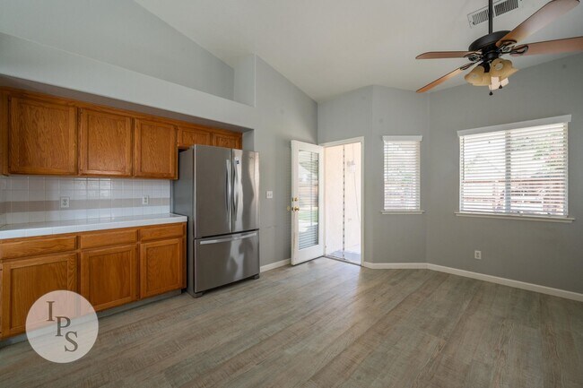 Building Photo - 753 Applegate Ave