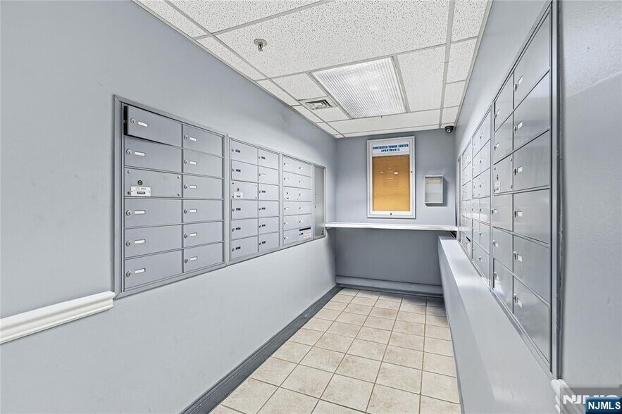 Building Photo - 905 River Rd