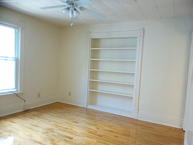 Building Photo - Newly Renovated 1st Floor Apartment with G...